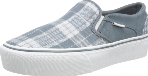 Sepatu sneakers dengan desain slip-on